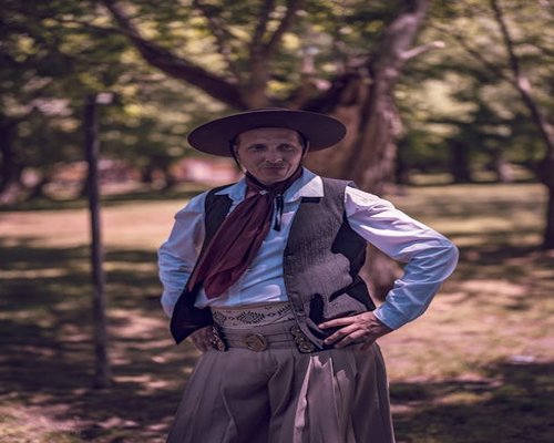 Joven revisando su celular en un café con luz natural