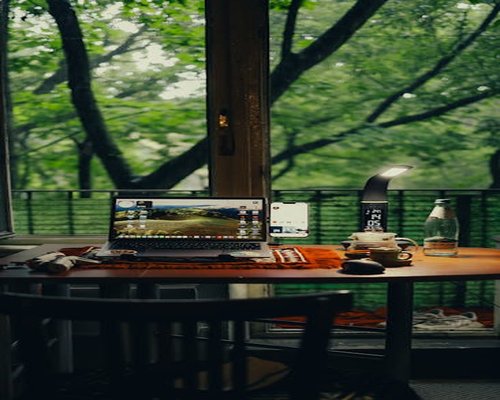Escritorio de home office cerca de una ventana con clima nublado